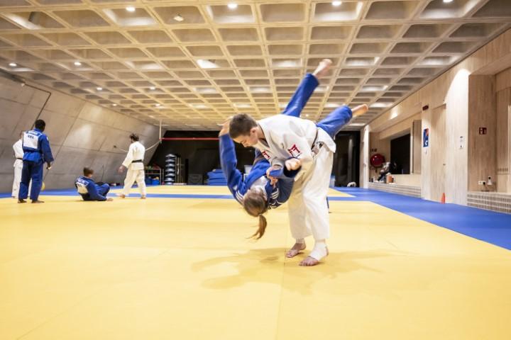 Jongen en meisje doen aan judo in de sporthal van Topsportschool Antwerpen.